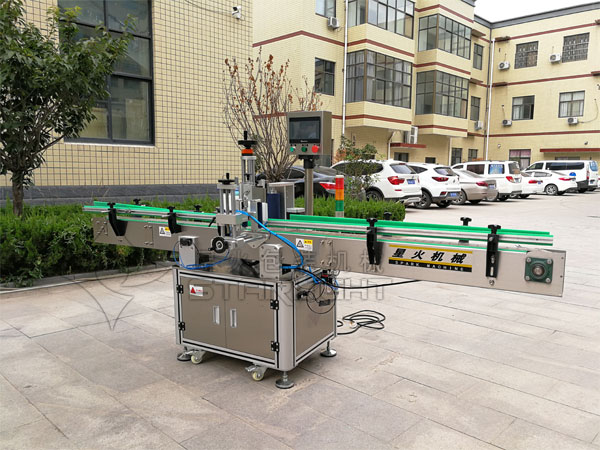 全自動貼標(biāo)機設(shè)備展示圖